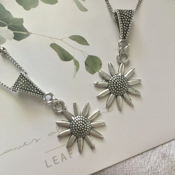 Daisy Pendent Silver Layered Choker Necklace - Picture 5 of 8